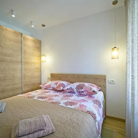 Apartment Postira *