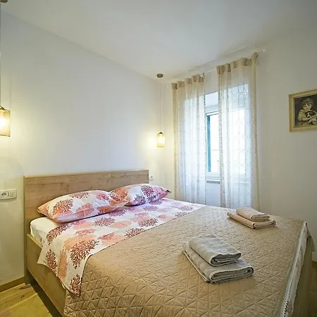 Apartment Postira *